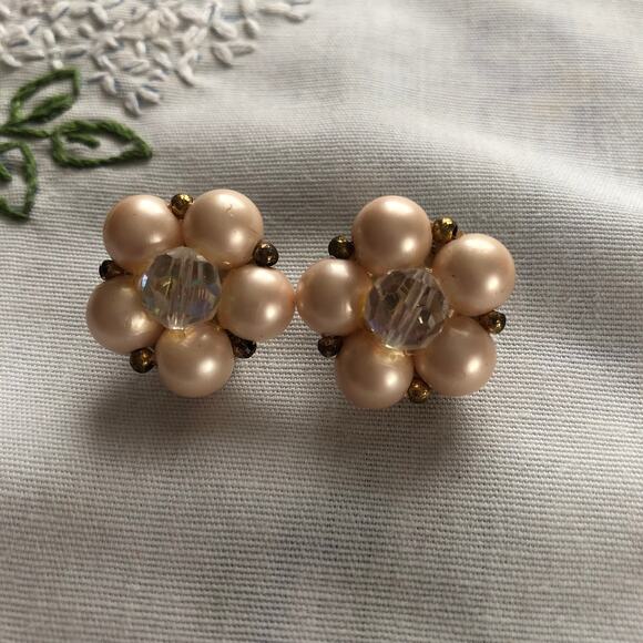 Vintage Lisner flower Clip Earrings Soft peach pearls Rhinestones - Picture 1 of 7